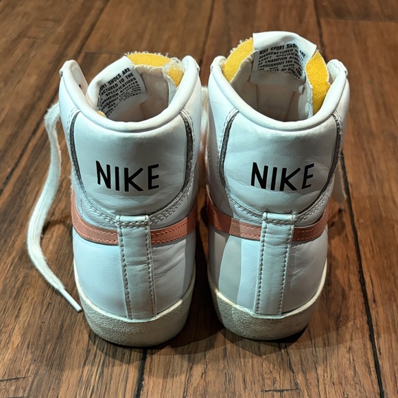 Nike Blazer Mid '77 Women's Size 6.5 Sneakers White Atomic Pink - Picture 2 of 4